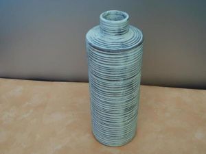 Vase aus Ton ca. 31 cm hoch/wei lasiert